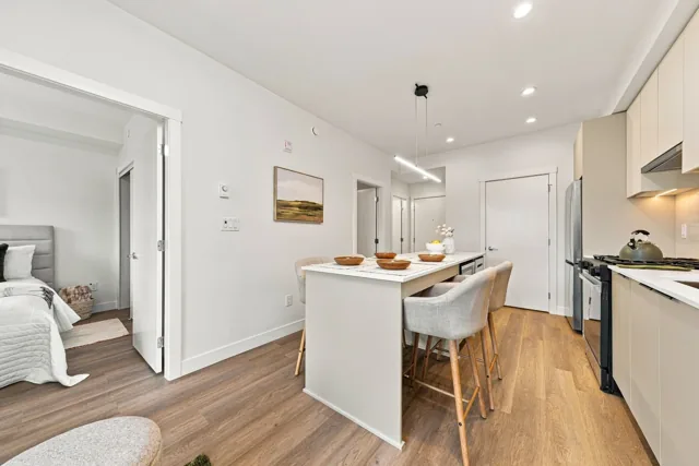 Staged Home A313 at Scott + 77, thumbnail of picture 5