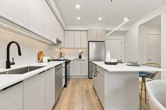 Staged Home A309 at Scott + 77, thumbnail of picture 2